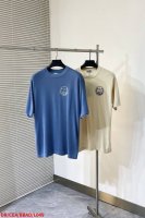 L049 Drdior 25Ss新款针织 T 恤展示来自本季 Dio And Hylton Nel 联名系列的标志。采用蓝色棉质和桑蚕丝混纺平纹针织面料精心制作