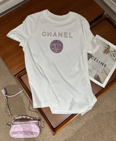 春夏更新-小香T恤 100%棉 经典永不落幕，香奈儿 Chanel T恤诠释极致风尚。黑白双色，简约纯粹，璀璨紫色亮片与标志性双C Logo而夺目非凡。白色款似