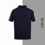 款号#Z25 迪奥满印织带圆领针织短袖 Dior 官网一致款式 面料：仿羊毛精品纯棉针织 同缸同色织染螺纹 颜色一致 配套：三标齐全 纸板 油纸 码贴包装 做前