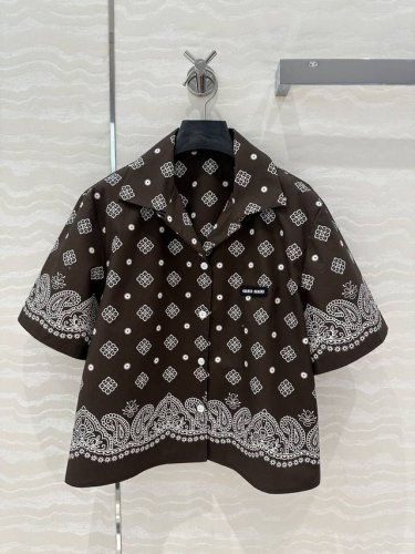 独家首发原单品质！Miu系少女时髦穿搭！夏威夷度假风气质古巴短袖衬衫全定位印花图案满满的夏日气息！定制进口纯棉面料质感超赞。气质翻领小短款版型上身巨显瘦！可甜可
