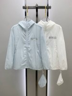 新品 巴黎世家渠道精品.2025Ss春夏新款运动服夹克防晒服外套！防晒衣经典之余增添了与时俱进的时尚感,型男靓女的最佳选择.新型轻量绢丝纤维尼龙面料,轻盈透气,