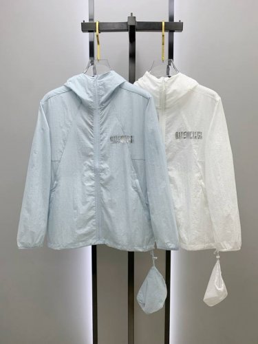 新品 巴黎世家渠道精品.2025Ss春夏新款运动服夹克防晒服外套！防晒衣经典之余增添了与时俱进的时尚感,型男靓女的最佳选择.新型轻量绢丝纤维尼龙面料,轻盈透气,