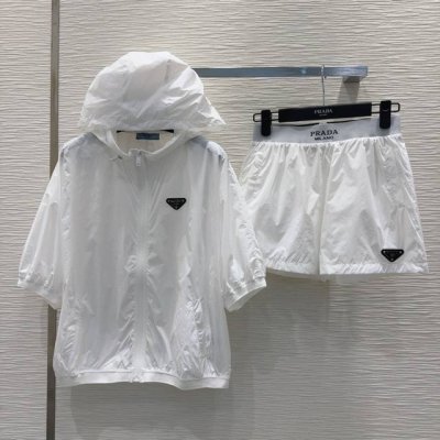 prad * 2025Ss新款 防晒衣套装 超轻薄面料 特殊材质有肌理感 每个小细节都非常注重 恰到好处的高级感 立体剪裁 让成衣上身更为精致洋气 开模定制五金