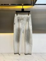vivienne西太后、25Ss春夏新款抽绳直筒休闲卫裤。选用客供进口60%纯棉35%涤棉5%氨纶混纺材质，挺括且垂感十足，穿着上身非常舒适，无论是在家中休闲还