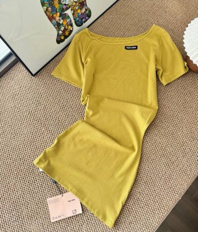 价格p： 品名：Mium*U 贴布露肩收腰包臀连衣裙 尺码：M.L 颜色：黄色 哦天！简直是美神降临，露肩掐腰裙真的好美好欲，谬这款真的姐系氛围感拉满！！明艳姐