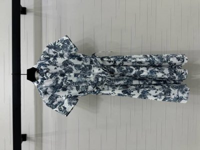 上新原单高端品质 Dio* 2025春夏新款系列！立领短袖印花连衣裙！定制Yb进口丝棉材质 质感光泽 垂顺有型 短袖连衣裙剪裁 通体满印热带植物和蝴蝶元素 呼应