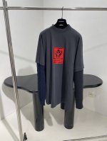 新品Campaign毛织长袖层叠T恤 复古平纹针织面料结合羊毛 两种面料搭配 大号版型剪裁 胸口饰有品牌标识徽标压胶印花 长袖采用2种毛织面料幅片拼接而成 做旧