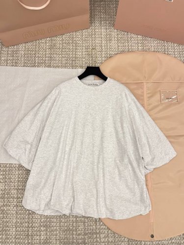 acne Studios 25Ss新品上线 花苞双层泡泡袖标签灰色短袖上衣 Jennie同款 看似简单上身一定会让你惊艳的 花苞的设计上身超可爱的 狠狠种草了！