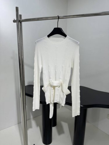 小香新品羊毛套头衫 定织定染针织工艺 细腻条纹肌理花朵刺绣 修身弹力版型 搭配系列针织腰带 百搭所有款式 最高品质推荐 米白色 S M L