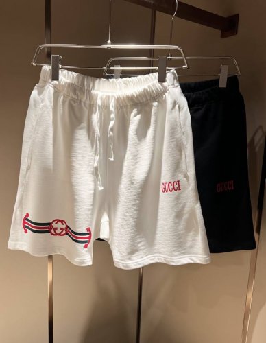 Gucc*古家 2025春夏最新系列基础圆领男女同款休闲短裤，男女同款！贸易公司渠道稀出，同步官网发售 ！ 新时尚元素设计！字母Logo图案印花设计！为全新系列
