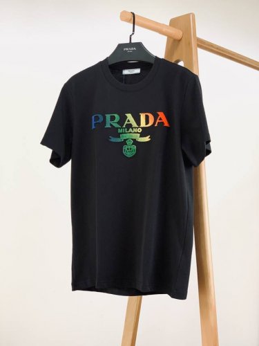 prada 普拉达 2025Ss春夏新品 牙刷绣字母标识短袖，胸前牙刷绣工艺字母图案，色彩鲜明 完美的符合 最新系列风格的时尚理念，体验最新风情！！纯棉质打造内