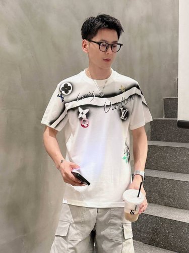 lv 新品，人工手绘时尚单品设计，更加时尚舒适，高标准定制，上身非常有型，客供辅料，客供进口高档面料质感非常细腻，细节工艺精湛考究，塑造性极高的一款单品，任何时
