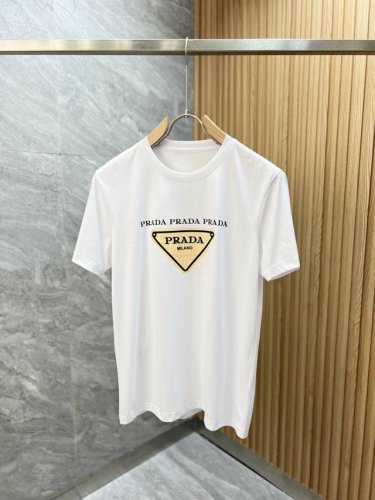 prada 普拉达 2025最新款潮牌情侣款 经典Logo印花圆领T恤 春夏新品 高品质280克纯棉面料 时尚百搭经典潮款 穿着舒适 透气 时尚 不失个性 帅气