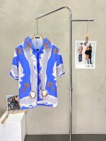 versace范思哲独家专供新款男士休闲短袖衬衫 高端定制 高端版本 时尚百搭爆款进口面料 手感超柔软细腻 穿着亲肤舒适 高端精品 代工厂P精细做工 上身非常赞