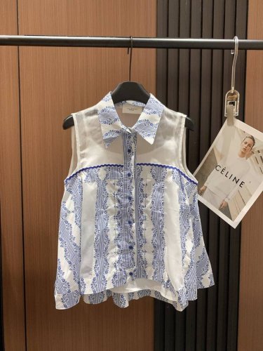 伊莎贝尔 2025年新版上新小仙女夏日必败单品来啦！ 清透漏肩网纱打底衫，若隐若现的小性感~ 特色亮点: 透明网纱面料,若隐若现展现迷人锁骨 不规则下摆设计,打