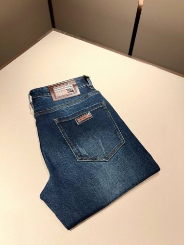 burber*Y巴*莉 2025早春新品男士高端休闲百搭牛仔裤！对于Bur粉丝来说，这样大气的经典设计足矣一眼种草，是今年Bur所有牛仔裤当中最帅的一个系列，我