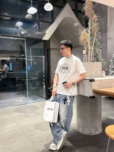 2025夏季新款 普拉达 手绘定制标休闲T恤 定制260G高支100%纯棉面料 宽松版型 工艺精细 舒适休闲百搭 颜色：黑色 白色 灰色 尺码: S-3Xl