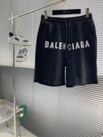 Balenciag 刺绣标识短裤 采用18支 380 克定织双股纯棉毛圈面料 运用34寸18针进口大圆机织造 定织定染胚布水洗定型避免缩水 面布手感厚实熟软 同