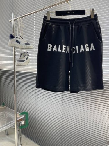 Balenciag 刺绣标识短裤 采用18支 380 克定织双股纯棉毛圈面料 运用34寸18针进口大圆机织造 定织定染胚布水洗定型避免缩水 面布手感厚实熟软 同