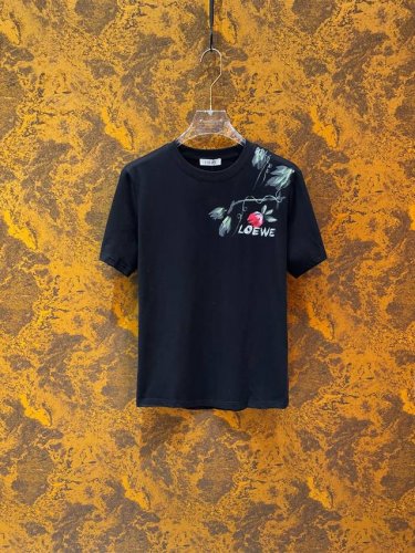 罗意*Loewe 25Ss春夏新款首发专柜最新款短袖圆领T恤 手绘工艺 高端订制 设计前卫时尚！品牌Logo重工艺设计 高端定制240克面料.手感柔软.穿着舒适
