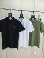 爱马仕。2025春夏新款刺绣标识男士商务休闲翻领 短袖Polo衫对标定制纽扣整体的设计符合美学设计，运用了经典的品牌元素，完美的精髓与基因，胸前口袋处注入了经典