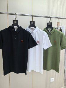 爱马仕。2025春夏新款刺绣标识男士商务休闲翻领 短袖Polo衫对标定制纽扣整体的设计符合美学设计，运用了经典的品牌元素，完美的精髓与基因，胸前口袋处注入了经典