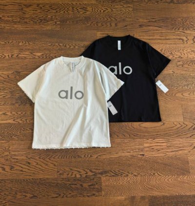 Alo 反光银标字母圆领短袖T恤 极简主义，Alo无疑是今年的黑马，超火！ 经典的黑白配色 宽松廓形 运动日常穿搭都能驾驭，松弛感拉满！ 颜色：黑色 白色 尺码