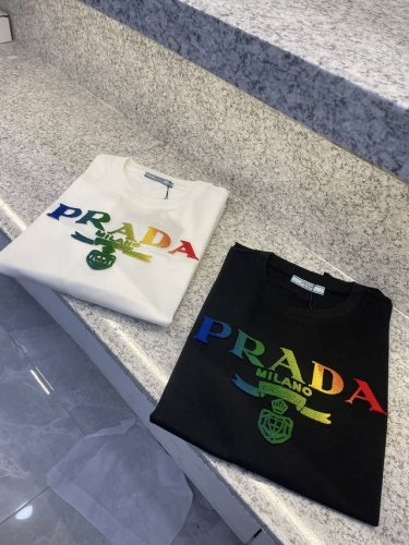 Prad普拉哒25 Ss华新品春夏首发专柜 品相完美 最新款短袖圆领T恤高端订制 设计前卫时尚！品牌Logo重工艺设计高端定制长绒欧棉 克面料手感柔软.穿着舒适