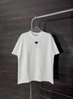 款号：He221 prada-普拉达胸前立体三角标圆领短袖 面料采用280克双股双纱纯棉面料，手感舒适柔软，上身舒适透气，领口采用同缸同色罗纹，不紧绷，不变形，