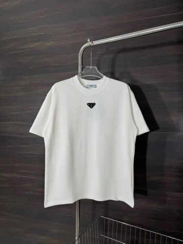 款号：He221 prada-普拉达胸前立体三角标圆领短袖 面料采用280克双股双纱纯棉面料，手感舒适柔软，上身舒适透气，领口采用同缸同色罗纹，不紧绷，不变形，