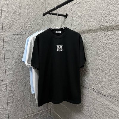 Loe*罗意* 2025春夏款 经典图腾简约字母刺绣个性Logo 定制双纱平纹纯棉面料 短袖T恤 男女同款 颜色：黑色 白色 尺码： S 90-130斤 M 1