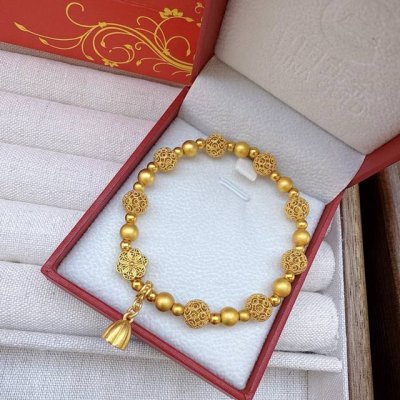 中国黄金新品弹力福满莲华手串 “福满莲华手串”姐妹们喜欢单戴还叠戴？ #你想的黄金首饰我这里都有 #高颜值气质手串 福满莲必手串，年年岁岁，福禄连绵，六瓣象征着