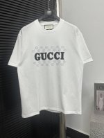 P100 Gucci 古驰25Sslogo圆领T恤短袖 时尚圆领胸T恤此款T恤工艺精湛、设计感十足上身格调高雅、内外兼修、集时尚与舒适于一身的必备单品看似基础的
