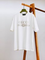 Gucci 古驰 2025Ss春夏新品 休闲烫钻T恤，高端气质型必入的极品款式，一款极具腔调感与魅力的单品！定制高密度纯棉面料打造。整体衣服非常有份量，衣服柔软