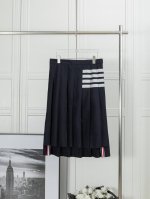 原单狠货 最高版本 2 天出货 thom Browne:开叉百褶长裙 1:1 原版定制面料 辅料 颜色: 灰白杠 灰灰杠 藏青色 尺码 0123 码