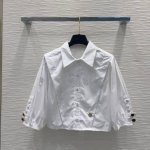 Christian Dio*2025Ss新款衬衣 低调奢华立体剪裁 精简线条感设计 高贵典雅又尽显温柔知性的气质 进口特殊材质 收到手会很惊艳 定制面料质感超赞