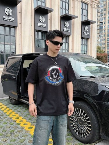 蒙口 2025春夏新款首发专柜最新款短袖圆领T恤 高端订制 设计前卫时尚！品牌Logo重工艺设计 高端定制丝光云朵棉面料.手感柔软.穿着舒适.专柜级别精致车线.