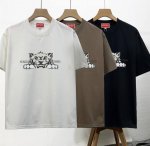kenzo新款 柜子情侣款圆领短袖T恤，柜子同步 明星同款 上身帅气时尚个性潮流短袖T恤！简单有个性，上身效果巨帅，打底外穿都很好看，颜色搭配也超赞的，特别定制