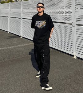 Versace 范思哲花卉字母印花短袖 上身图