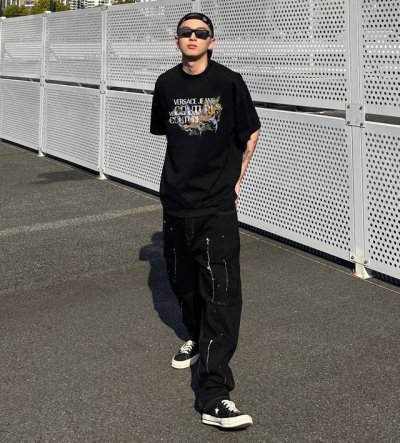 Versace 范思哲花卉字母印花短袖 上身图