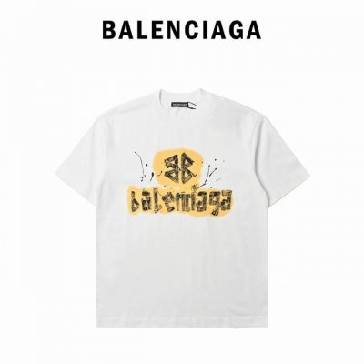 Balenciaga 巴黎世家 黄色字母彩印短袖T恤 黑色款酷帅，白色款清爽，鲜明的色彩碰撞设计，街头感拉满。标志性的图案，随便搭配牛仔裤或者运动裤，出街就是焦