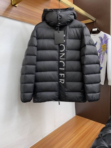 蒙口 爆款高版本。鹅绒，秋冬新款羽绒服 原版1:1订制五金配件全进口原版定制 欢迎专柜对比 绝对的高品质 采用顶级90白鹅绒 超柔软 充羽量蓬松饱满 超级重工
