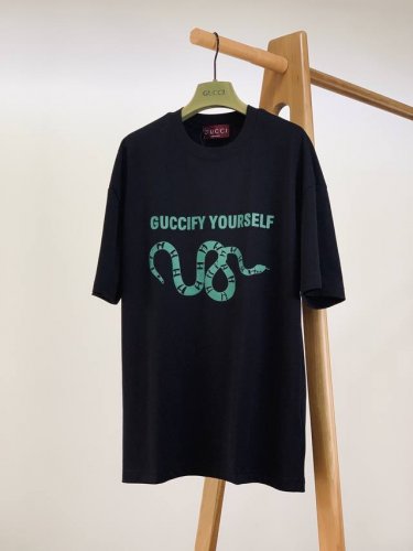 Gucci 古驰 2025Ss春夏新品 蛇年系列印花T恤，高端气质型必入的极品款式，一款极具腔调感与魅力的单品！定制高密度纯棉面料打造。整体衣服非常有份量，衣服