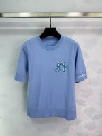 gucc*2025新品上架 刺绣蝴蝶结针织短袖 定制Yb羊毛纱线织造 质感高级舒适 短袖上衣剪裁 通体细腻针织 胸前以立体感设计装点蝴蝶结图案 甜美清新 袖口描