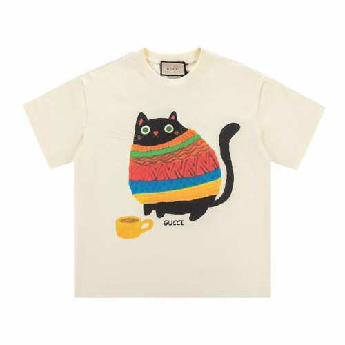 款号 344 gucci新品 无感印花 高克重短袖 选用客供定制针织100%纯棉面打造,面料手感细腻 厚实有质感的纯棉布 高密度的机织工艺 如棉絮般柔紧致舒适