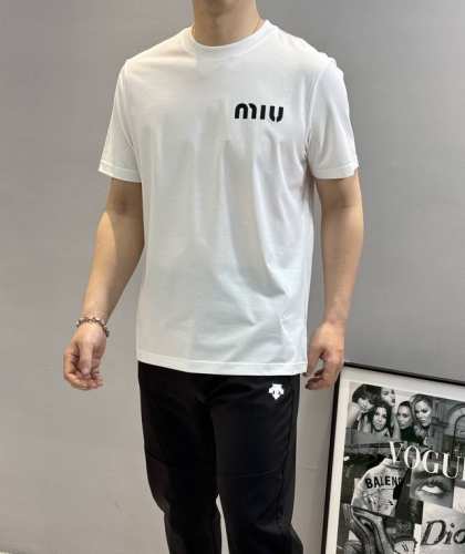 Miumiu25S春夏新款圆领T恤-今年的持续升温的品牌款式.必须盘的系列！采用190G丝光棉面料，细节可见的高级感！！非常的细腻，绝对不是吹嘘，穿着舒适性强