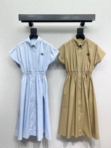 miu家衬衣风长款连衣裙 质感细腻软糯 经典减龄单品！设计时髦版型不挑人上身巨显瘦！白富美必收的完美单品。质感超赞完美做工品质 高品质 两色 尺码Sml