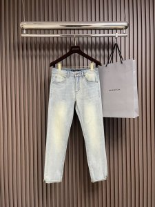 Fendi 新款牛仔裤 订制进口丹宁布料 质感卓然 经典五袋设计 五金 Logo标识设计 原厂一致五金辅料 细节做到极致 出品堪称完美 尺码 28-38 有35