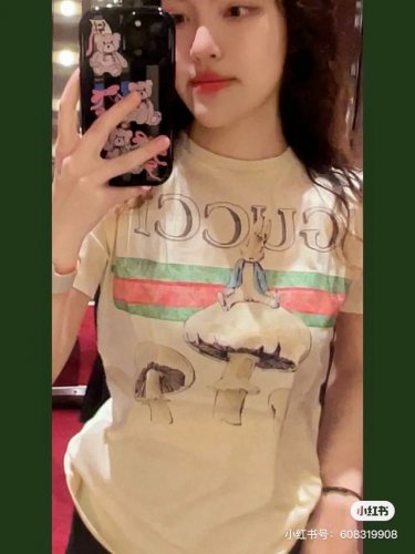 顶级复刻 古驰 Gucci比得兔系列蘑菇印花圆领短袖T恤 款号 887 原版面料官方同款短袖T恤 定制280 克同缸染面料手感非常舒服 春夏最新砖柜同步时尚又个