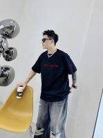 路易威登 新款字母印花双层重工短袖T桖 字母图案不管是T桖还是卫衣都是每年的爆款单品 前幅大面积印花采用大康丽数码印花机直喷 成本极高 经过多次的调试打版图案色